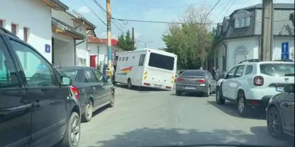 Maşină de transport deţinuţi în groapă din asfalt în faa Penitenciarului Craiova Sursa Europa FM