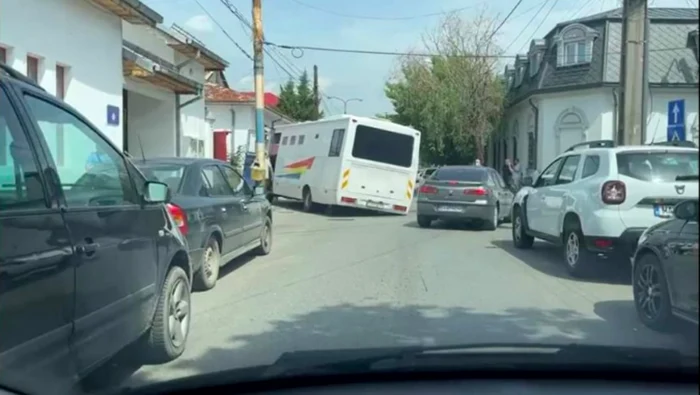 Maşină de transport deţinuţi, în groapă din asfalt, în faţa Penitenciarului Craiova Sursa Europa FM