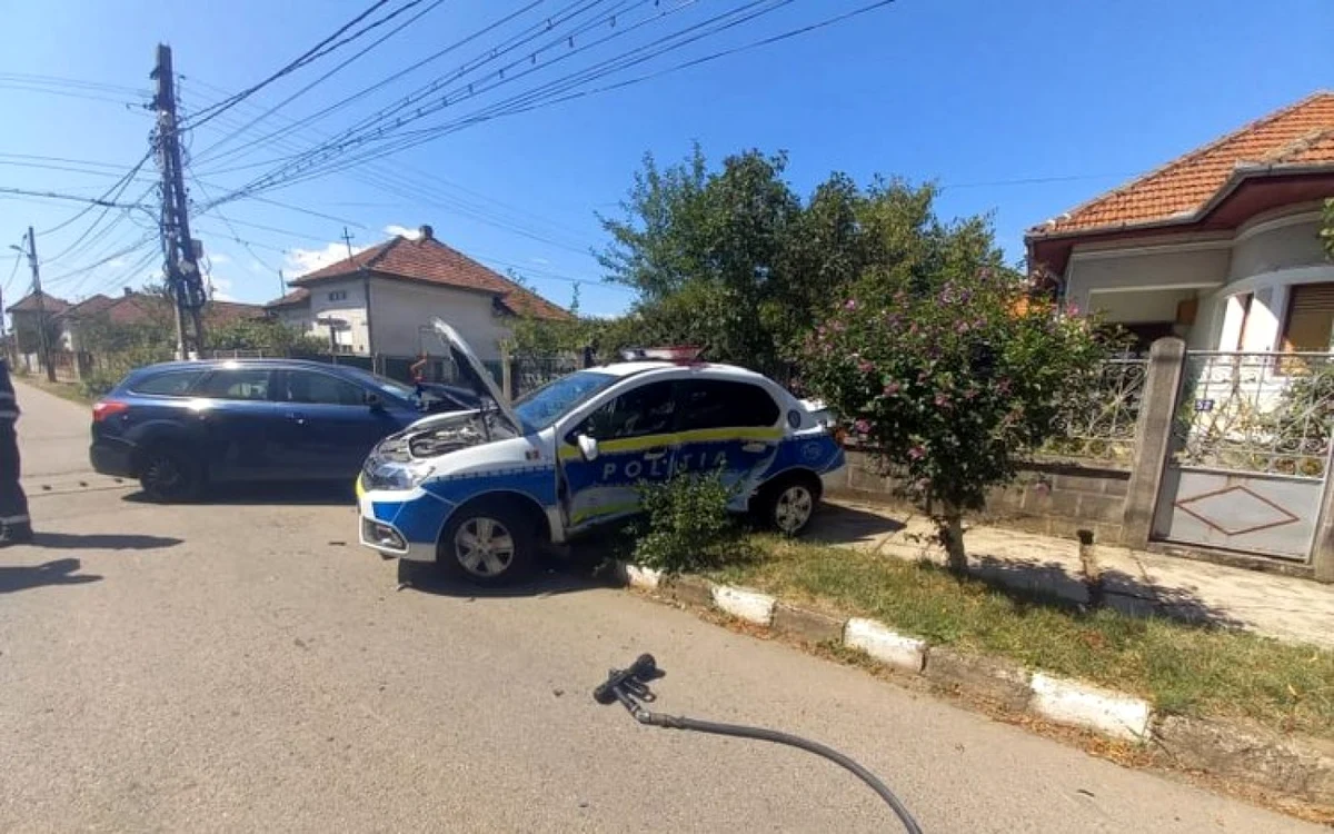 Autospeciala Poliţiei a fost distrusă. Foto: Dani Jurj