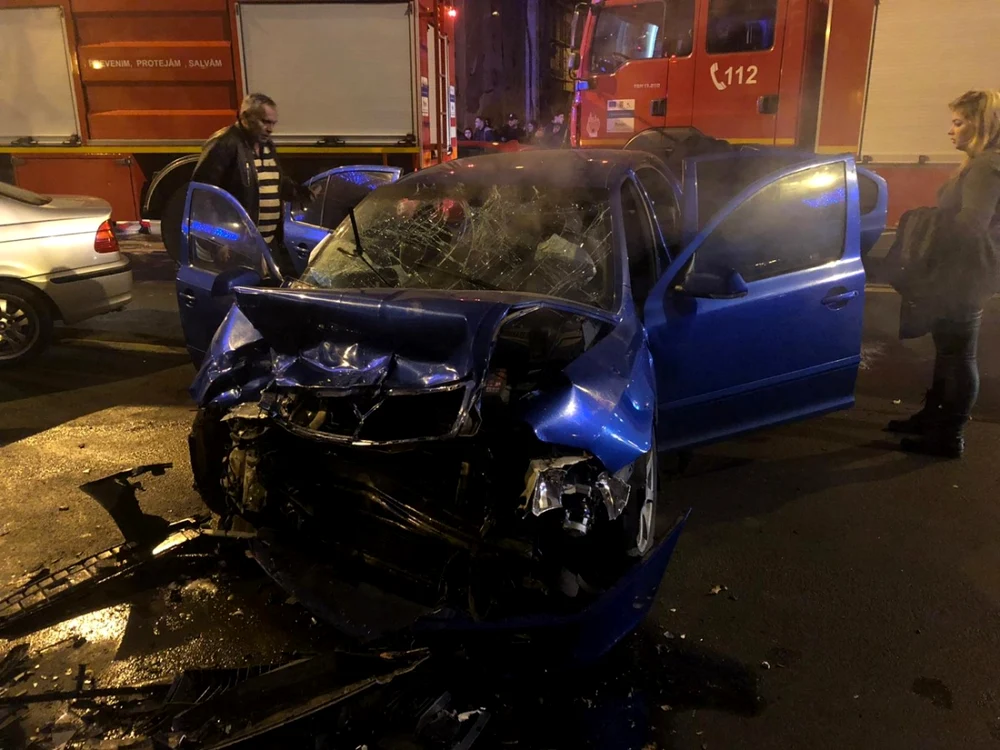 Una dintre maşinile implicate în accident