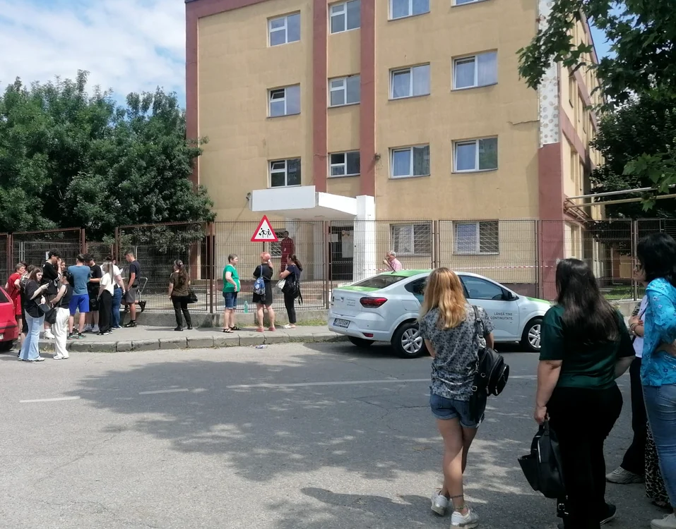 Și notele mici de la Evaluarea Națională le permit elevilor să ajungă la teoretic FOTO: A.Mitran