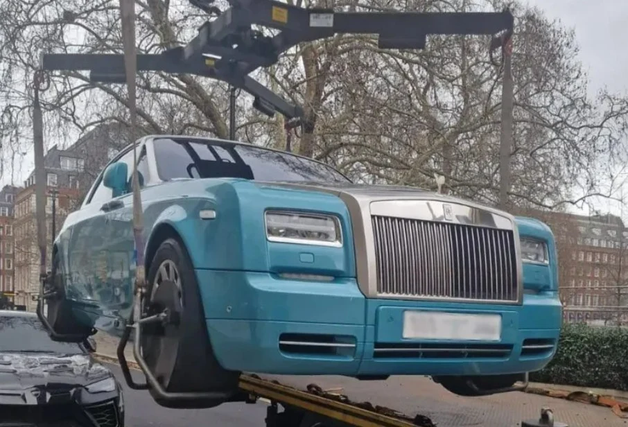Bogații din centrul Londrei parchează unde doresc, pentru că nu le pasă de amenzi. Un Rolls Royce de peste 250.000 de euro, ridicat de pe trotuar