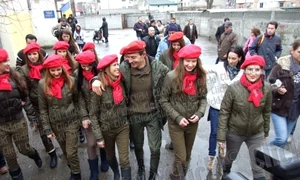 Radu Mazăre, cu fotomodelele la vot  Însă doar până în faţa cabinei  (Foto: Sînziana Ionescu) jpeg