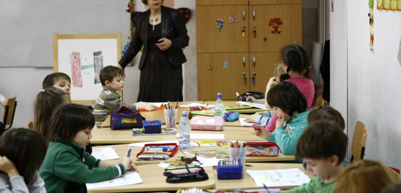 Elevii din clasele primare vor fi obligaţi să cânte intoneze o variantă scurtă a imnului
