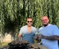 Cătălin Zmărăndescu a încins grătarul alături de Sandra Izbașa și soțul acesteia, Răzvan Bănică foto: Facebook 