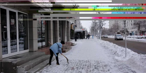 O parte din agenţii economici din Slatina şi-au curăţat zăpada din faţa sediilor doar după ce au fost amendaţi