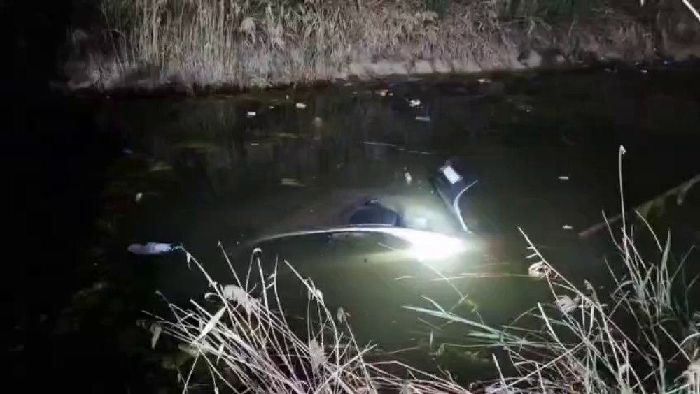 Două tinere, salvate în miez de noapte dintr-un canal de irigații. Se aflau pe plafonul autoturismului care s-a scufundat