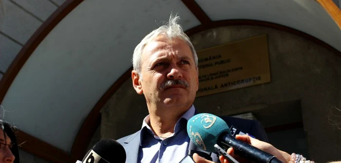 Liviu Dragnea în faţa sediului DNA pe 3 septembrie 2013, când procurorii începeau să îl ia la întrebări cu privire la Dosarul Referendumului Imagine: Adevărul / Ionuţ Mureşan