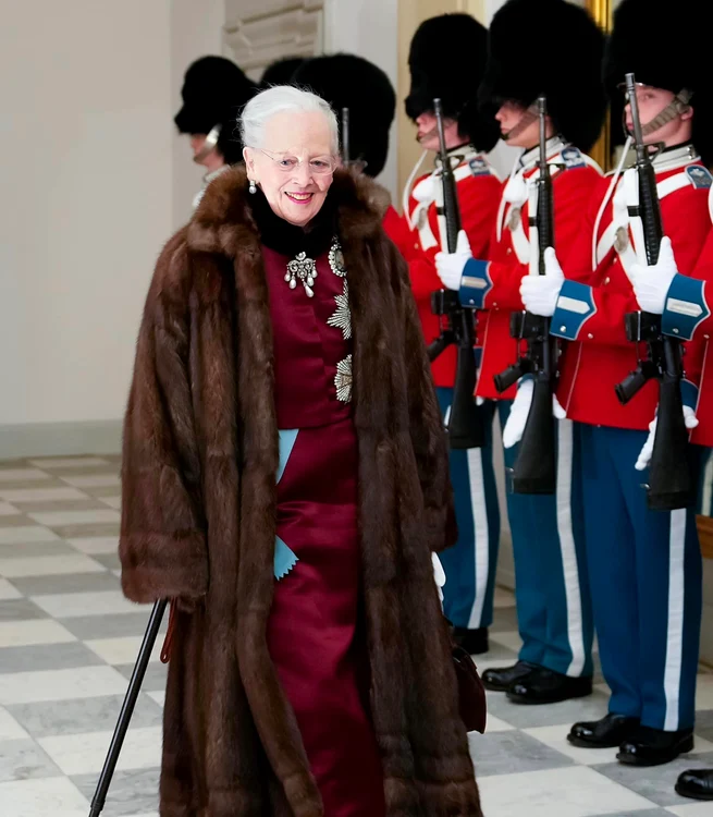 Regina Margrethe a Danemarcei la balul diplomatic   casa regala daneza (3) jpg