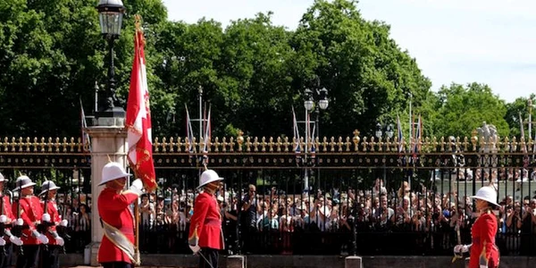 Ceremonia de schimbare a garzii la Palatul Buckingham condusa pentru prima data in istorie de o femeie