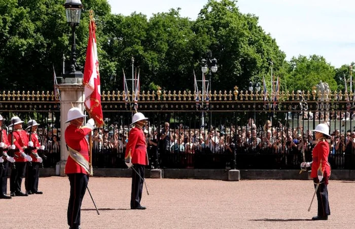 Ceremonia de schimbare a garzii la Palatul Buckingham a fost condusă pentru prima dată in istorie de o femeie FOTO Facebook