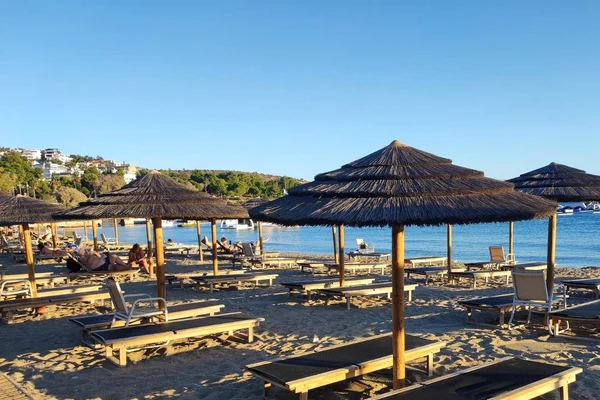 Doi bătrâni s-au bătut pe o plajă din Grecia pentru un șezlong. Unul dintre ei a murit 