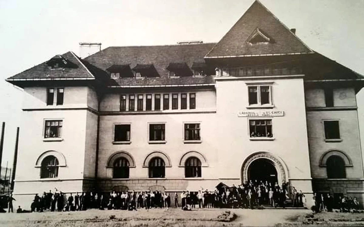Şcoala de Ucenici în anii 30. FOTO: pagina de Facebook Hunedoara - istorie, cultura, turism.