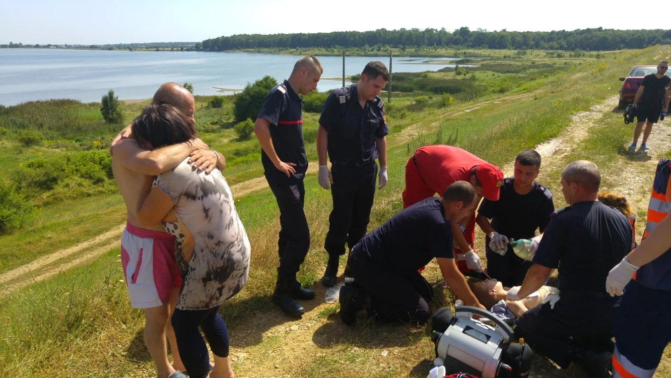 Până la sosirea ambulanţei şi a serviciului SMURD, băiatul a fost scos fără suflare de către un tână