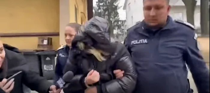 Mama fetiței de 4 ani și iubitul ei, reținuți după ce copilul a ajuns la spital.FOTO: Captură Video 