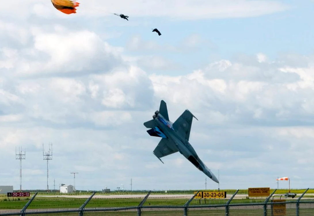Pilotul Brian Bews s-a catapultat cu o fracţiune de secundă înainte de prăbuşirea avionului său pe aeroportul Lethbridge County, din statul canadian Alberta, 23 iulie (Foto AP / The Canadian Press, Lethbridge Herald, Ian Martens)