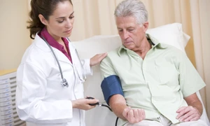 asistenta medicala consultatie pacient FOTO SHUTTERSTOCK