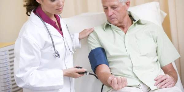 asistenta medicala consultatie pacient FOTO SHUTTERSTOCK