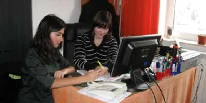 Andreea (stânga) şi Diana pregătesc o nou proiect
