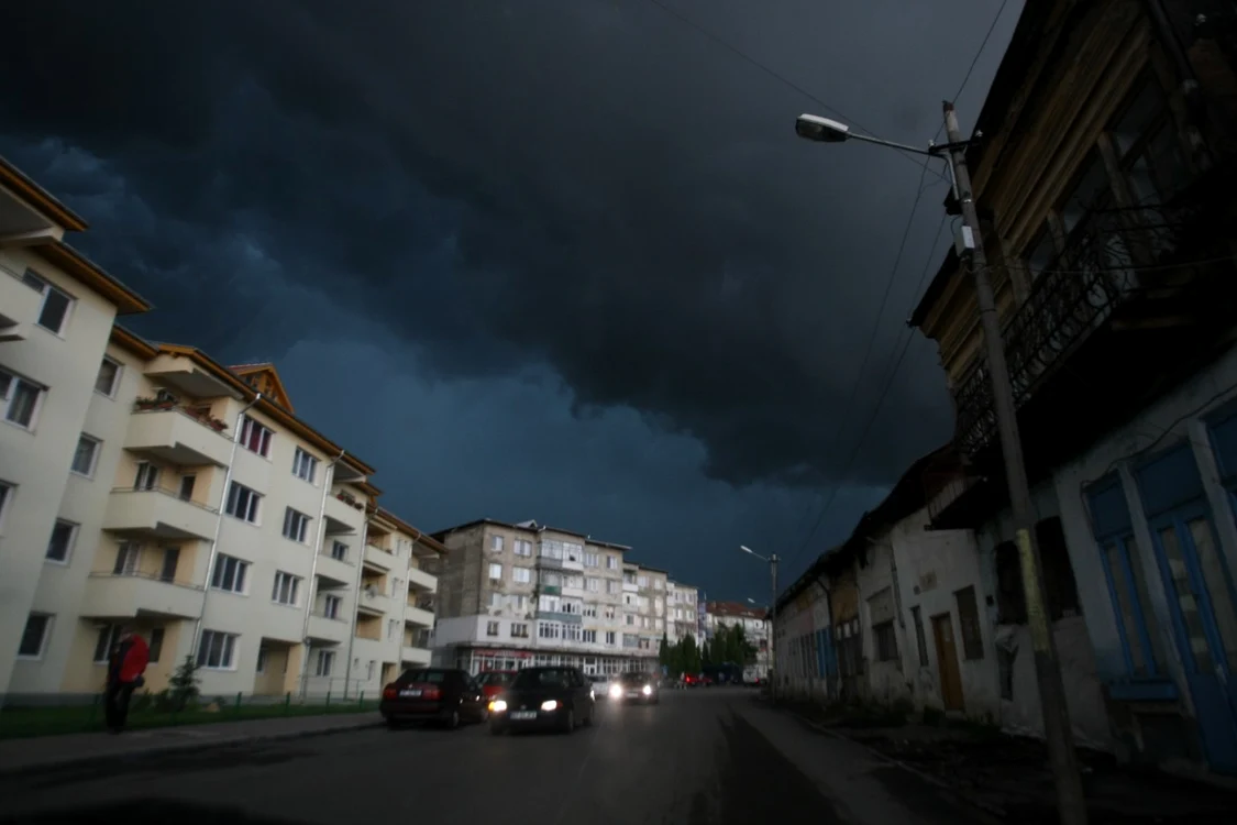 Mai multe judeţe s-au aflat duminică sub cod galben de ploi şi vânt FOTO Adevărul