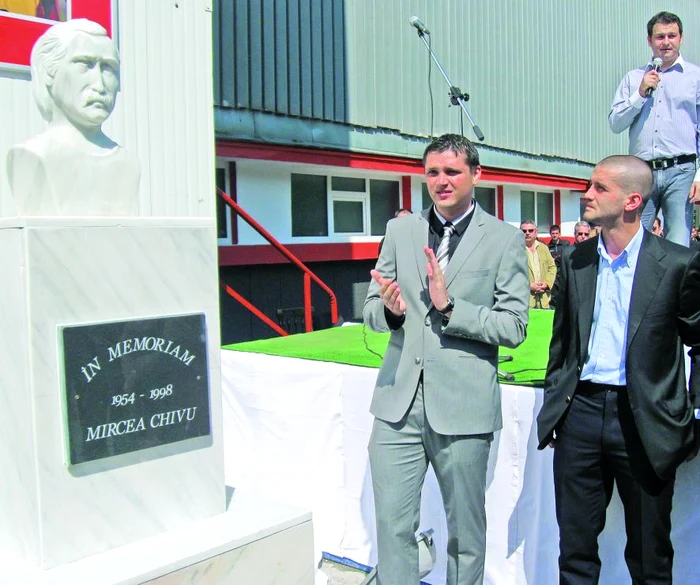 
    Chivu a fost extrem  de emoţionat la  dezvelirea statuii  tatălui său  