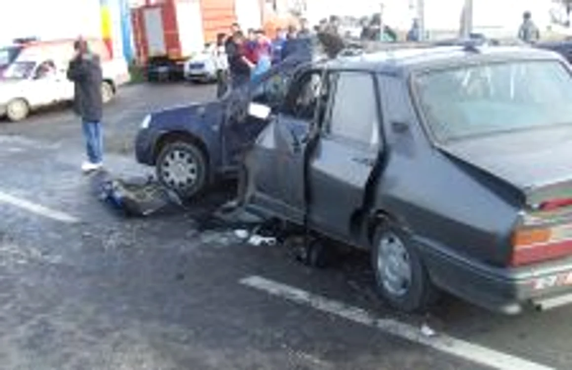 Impactul între cele două mașini a fost deosebit de violent