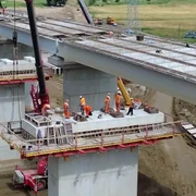Autostrada Moldovei A7, în ritm accelerat. CNAIR: 1.900 de muncitori și 400 de utilaje lucrează pe tronsonul Adjud – Bacău FOTO captura video