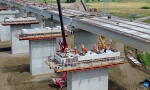 Autostrada Moldovei A7, în ritm accelerat. CNAIR: 1.900 de muncitori și 400 de utilaje lucrează pe tronsonul Adjud – Bacău FOTO captura video