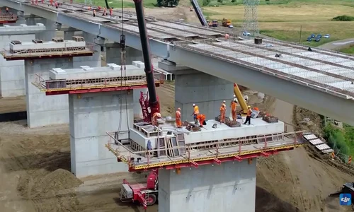 Autostrada Moldovei A7, în ritm accelerat. CNAIR: 1.900 de muncitori și 400 de utilaje lucrează pe tronsonul Adjud – Bacău FOTO captura video