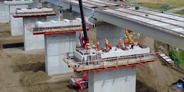Autostrada Moldovei A7, în ritm accelerat. CNAIR: 1.900 de muncitori și 400 de utilaje lucrează pe tronsonul Adjud – Bacău FOTO captura video
