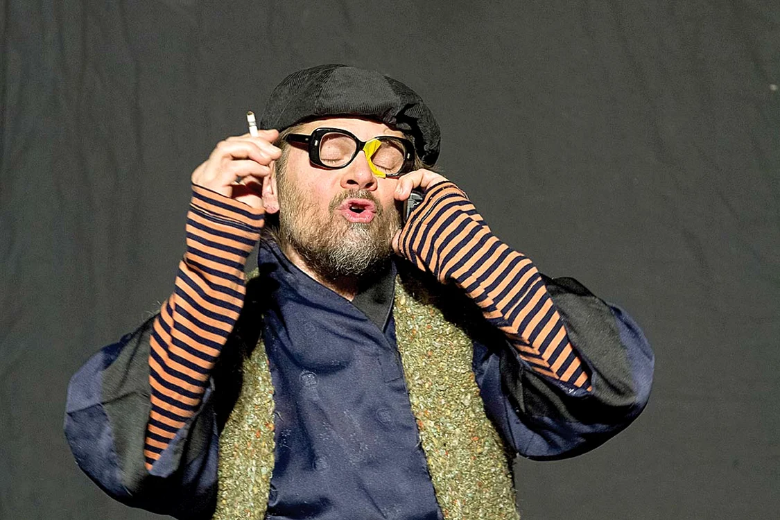 «Freak show» 25 aprilie, Opera  Naţională Cluj - Piesa în care Florin  Piersic jr îşi aprinde ţigara pe scenă, se joacă  de 3 ani cu casa închisă