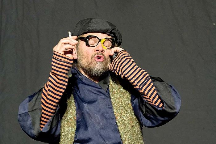 «Freak show» 25 aprilie, Opera  Naţională Cluj - Piesa în care Florin  Piersic jr îşi aprinde ţigara pe scenă, se joacă  de 3 ani cu casa închisă