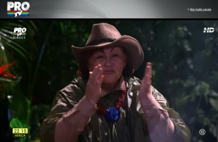 
    Elena Merişoreanu a dat pe gât trei pahare cu maţe de peşte şi icre, sânge şi carne de vacă şi plămâni de struţ. Apoi a arătat paharul gol la 