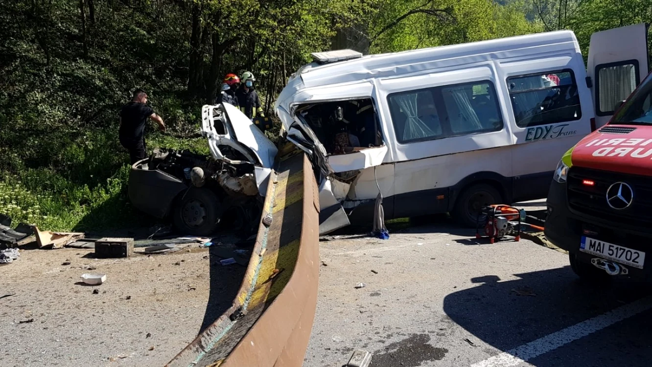 Bara de metal căzută peste microbuz cântăreşte câteva tone FOTO ISU Neamţ