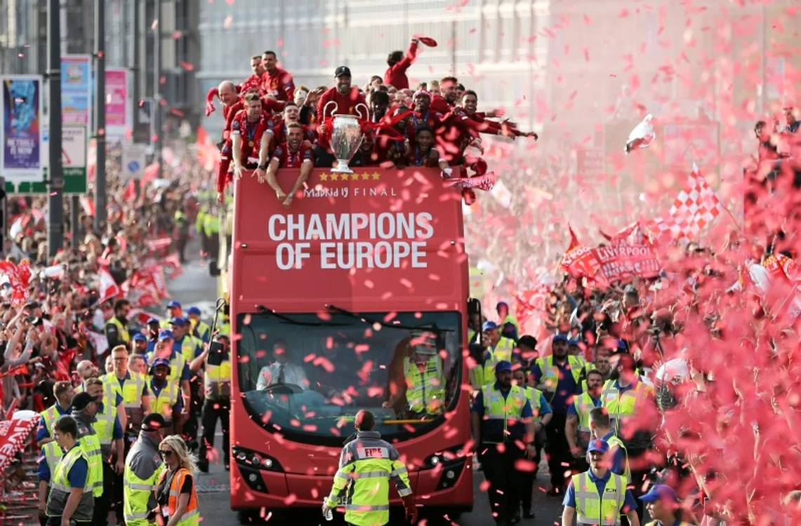 Fotbaliștii lui Liverpool au defilat cu trofeul la etajul unui autobuzFoto: Guliver / GettyImages