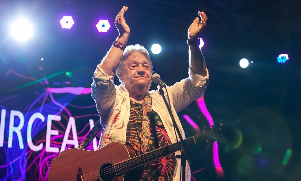 Concert pe plaja comunei din Argeș unde a stat Regele Suediei. Cântă Mircea Vintilă, Cargo, Vama VIDEO