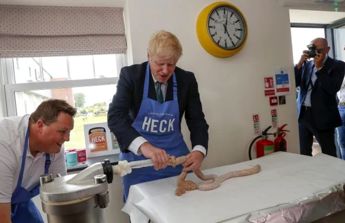 Boris Johnson preparand carnati FOTO EPA-EFE