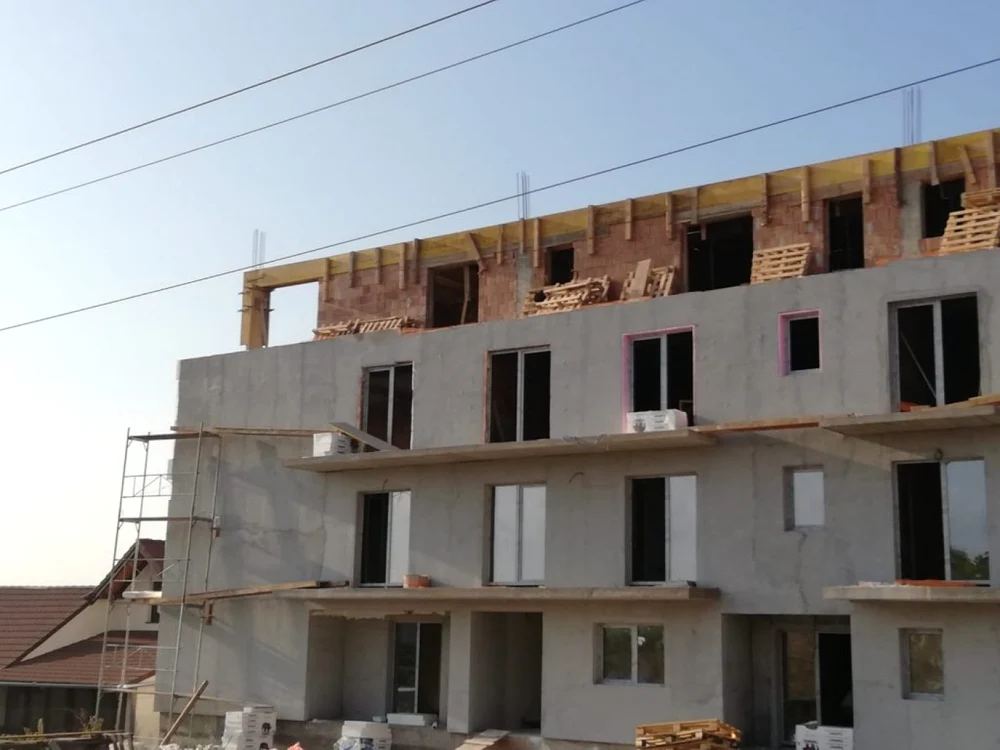 Blocul a fost construit foarte aproape de linia electrică de înaltă tensiune FOTO Adevărul