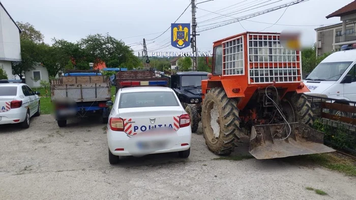 Mai multe autoutilitare și un tractor au fost indisponibilizate Foto: Poliția Gorj