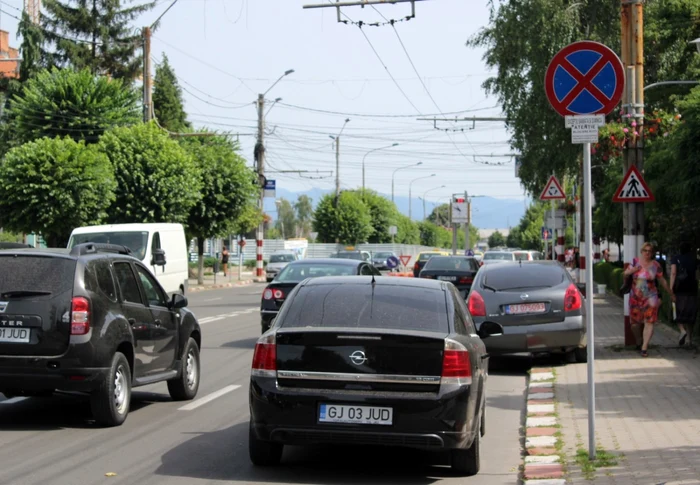 Maşina Consiliului Judeţean Gorj, parcată în bătaie de joc