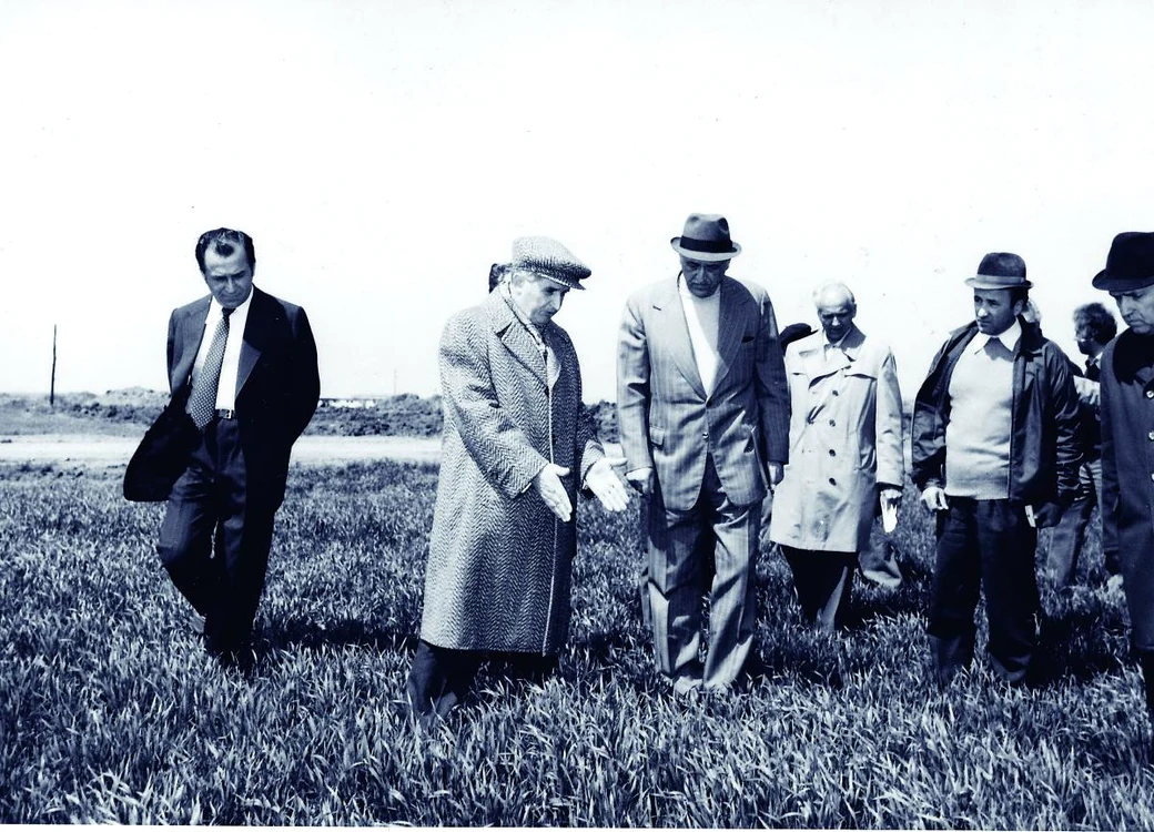 Iliescu( în stânga), însoțindu-l pe Ceaușescu la o vizită în teren 