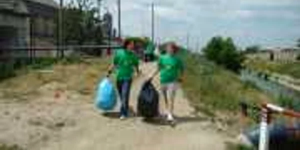 Copiii sunt voluntari în campaniile de igienizare 