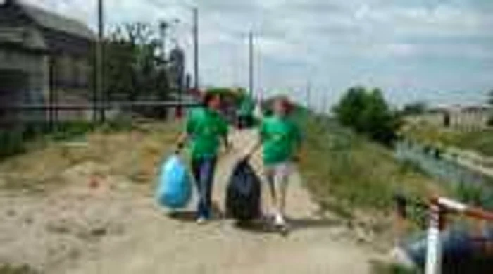 Copiii sunt voluntari în campaniile de igienizare