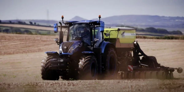 Primul tractor din lume care se alimentează cu gunoi de grajd  Foto Captură video YouTube jpg