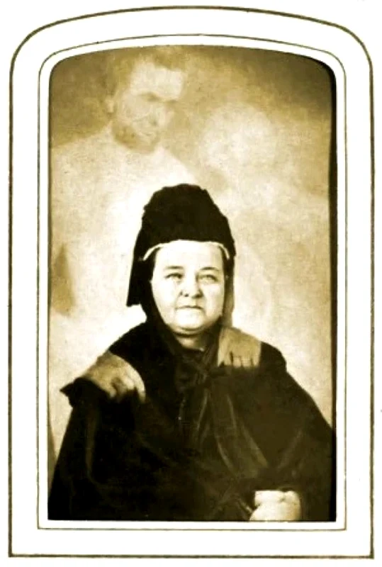 William Mumler a reuşit din greşeală să capteze o siluetă fantomatică într-o fotografie / Foto: Historia