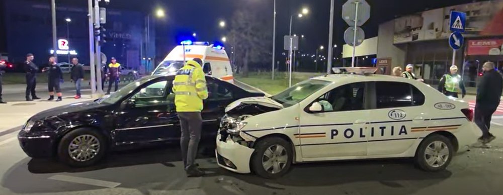 Mașină de poliție implicată în accident într-o intersecție din Alba Iulia. Două persoane au fost transportate la spital