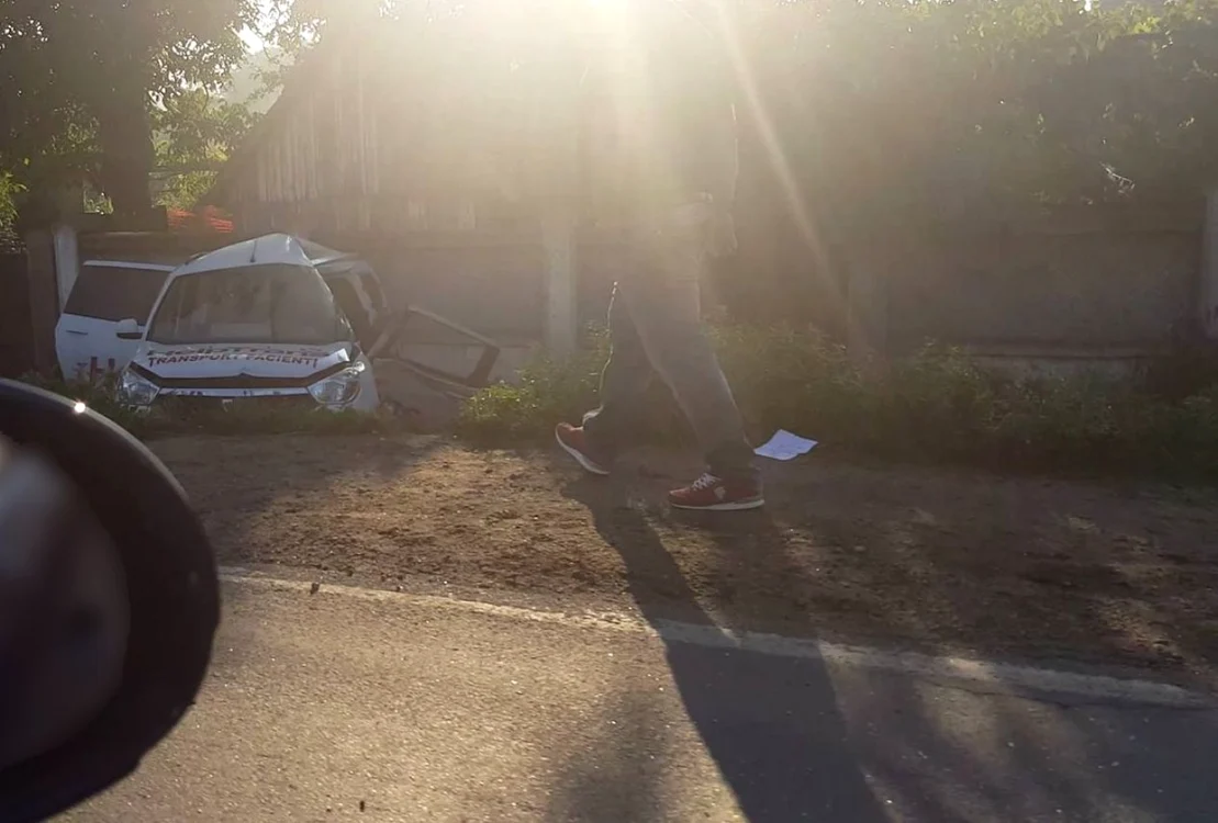 Autoturismul care transporta bolnavii a ajuns în şanţul de la marginea şoselei