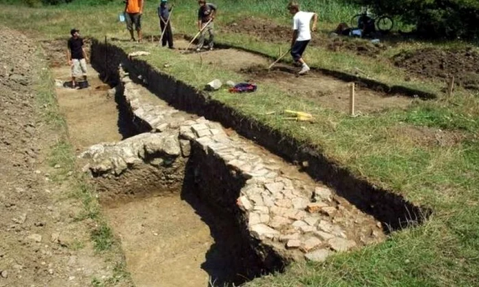 Descoperire importantă la Cluj Napoca  "Atrage atenţia o construcţie monumentală, care trebuie să fi fost o clădire publică" jpeg