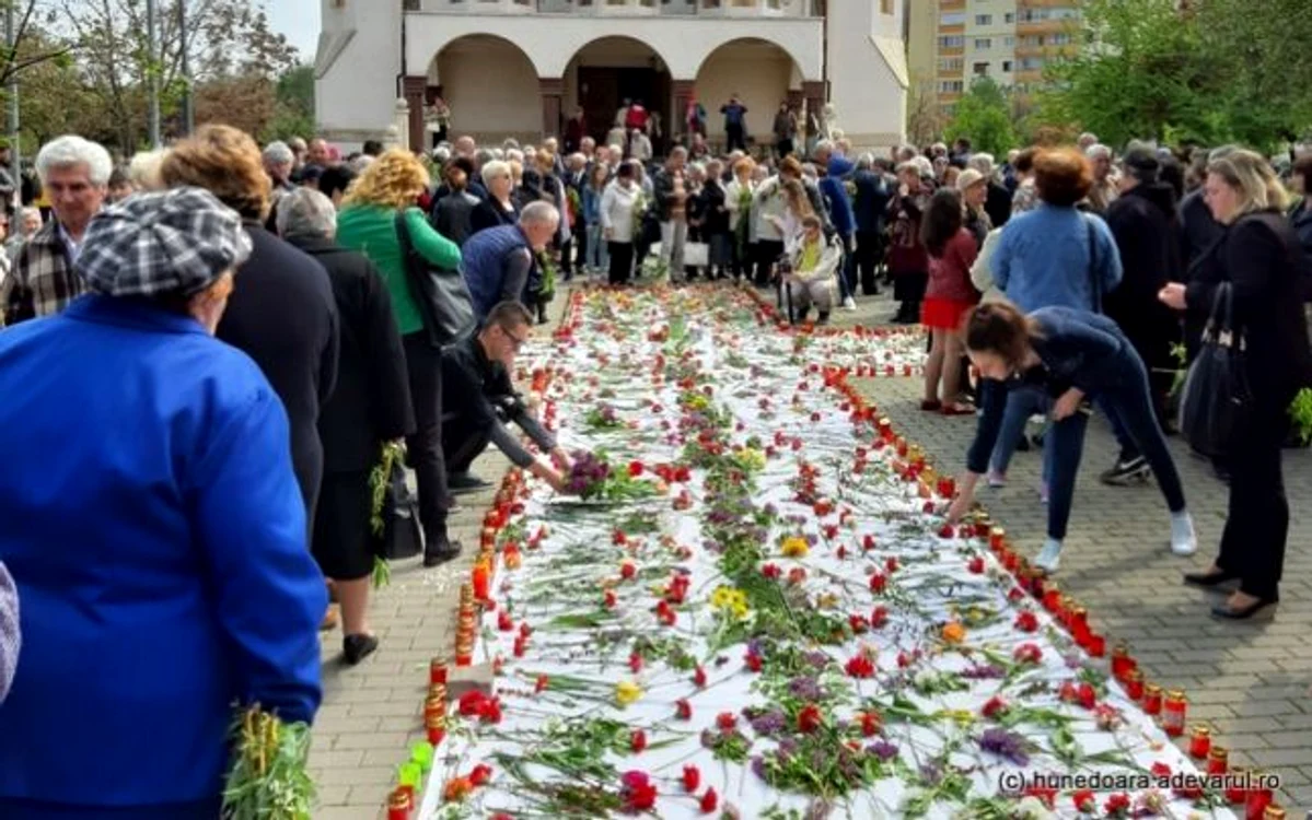 crucea de flori foto daniel guta adevarul