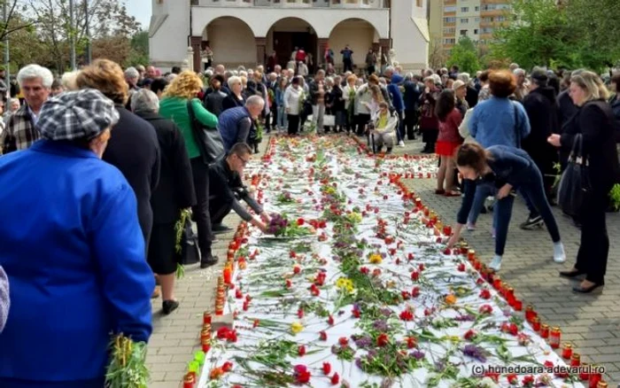 crucea de flori foto daniel guta adevarul